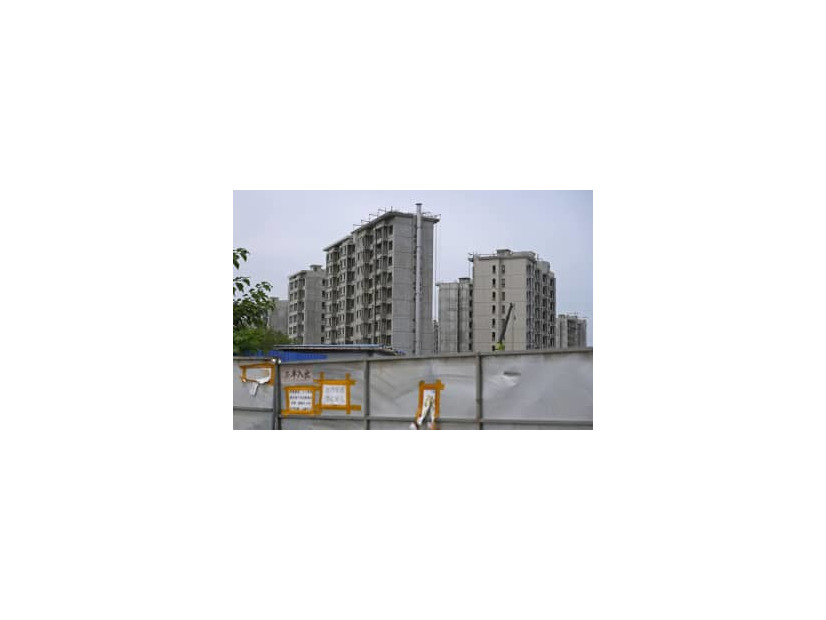 北京市内で建設中のマンション＝7月（共同）