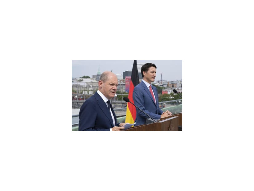 記者会見するドイツのショルツ首相（左）とカナダのトルドー首相＝22日、モントリオール（AP＝共同）