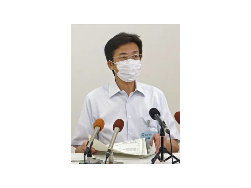 記者会見する熱海市の斉藤栄市長＝24日午前、静岡県熱海市