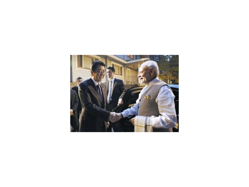 2018年、自身の別荘にインドのモディ首相（右）を招いた安倍氏＝山梨県鳴沢村（内閣広報室提供）