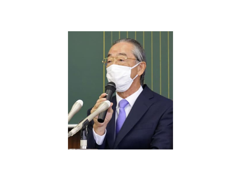 記者会見する崇城大の中山峰男学長＝24日午前、熊本市
