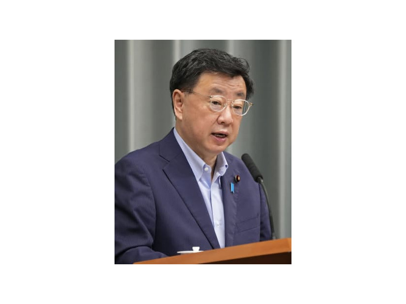 記者会見する松野官房長官＝24日午前、首相官邸