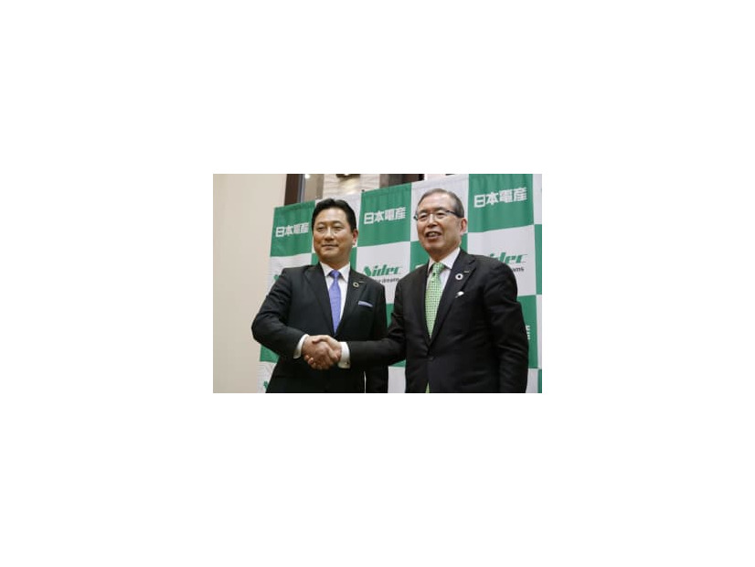 2020年2月、握手を交わす日本電産の関潤氏（左）と永守重信氏＝京都市