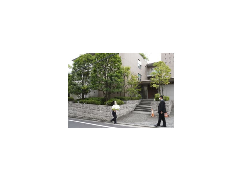 四十九日法要が営まれた安倍元首相の自宅＝25日午前、東京都渋谷区