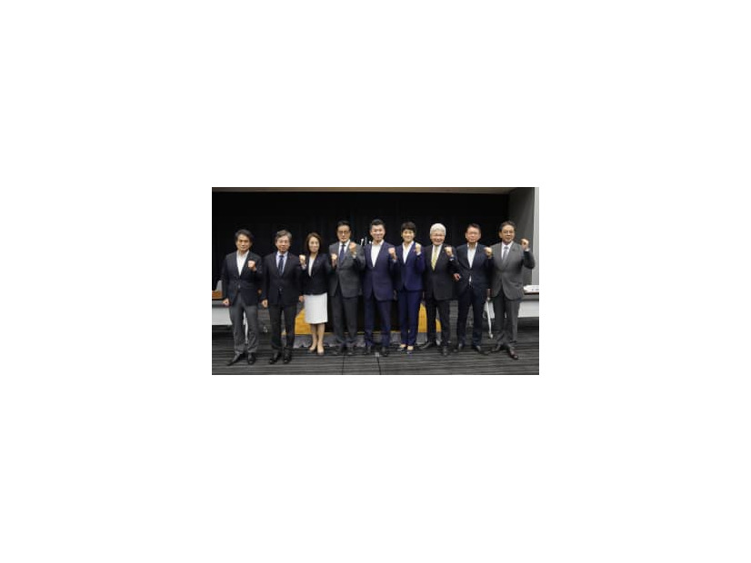 立憲民主党の両院議員総会を終え、記念写真に納まる（左から）大串選対委員長、安住国対委員長、（1人おいて）岡田幹事長、泉代表、西村代表代行、逢坂代表代行、長妻政調会長ら＝26日午前、国会