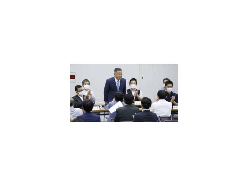 日本維新の会の新代表に選出され拍手を受ける馬場伸幸氏（左から3人目）。左端は松井一郎前代表、右端は吉村洋文副代表＝27日午後、大阪市