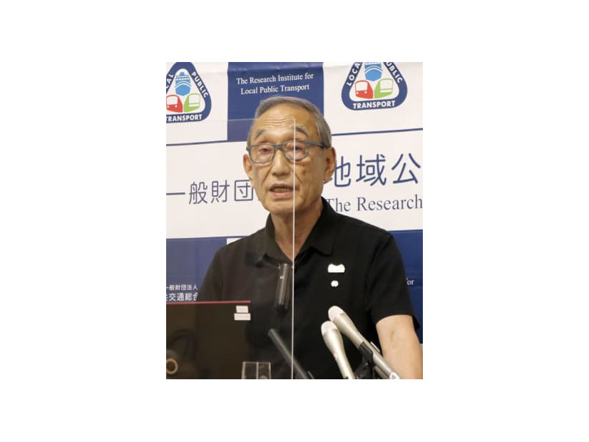 記者会見する地域公共交通総合研究所の小嶋光信代表理事＝29日午後、岡山市