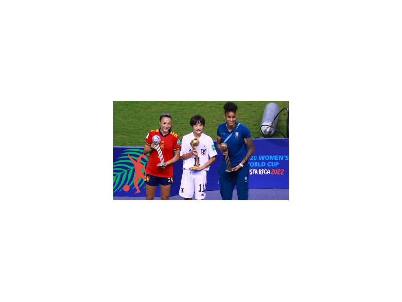 18歳の日本女子選手に頭ポンポン！U-20女子W杯でバズった「感動シーン」がこちら