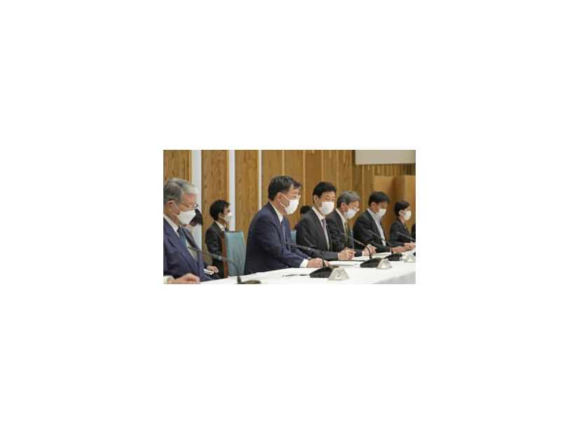 東京電力福島第1原発の処理水処分に関する関係閣僚会議で、あいさつする松野官房長官（左から2人目）＝30日午前、首相官邸