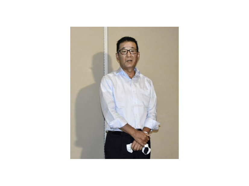 大阪市役所で記者団の取材に応じる日本維新の会前代表の松井一郎市長＝30日午後