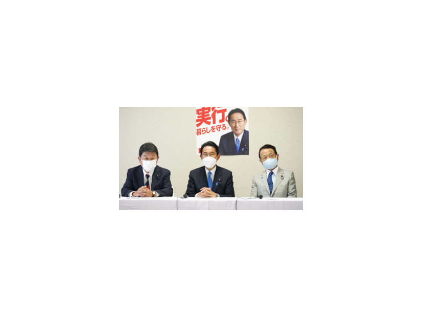 自民党の役員会に臨む（左から）茂木幹事長、岸田首相、麻生副総裁＝31日午前、東京・永田町の党本部