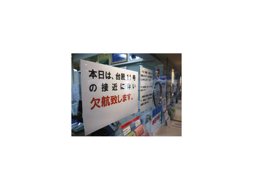 台風11号の接近で、フェリーが欠航となったことを伝える張り紙＝31日午後0時16分、那覇市の泊ふ頭旅客ターミナル