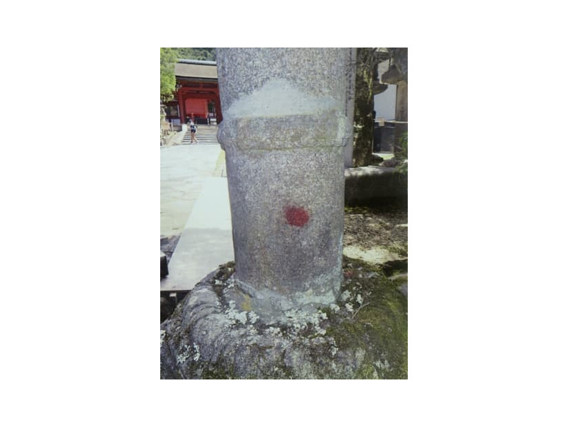 世界遺産・春日大社で見つかった灯籠の円形の汚損（中央）＝31日、奈良市（奈良署提供）