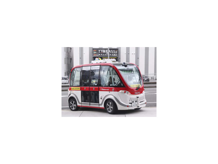 電気自動車の自動運転実証実験で使用するナビヤ社製の小型バス「アルマ」＝1日午後、名古屋市