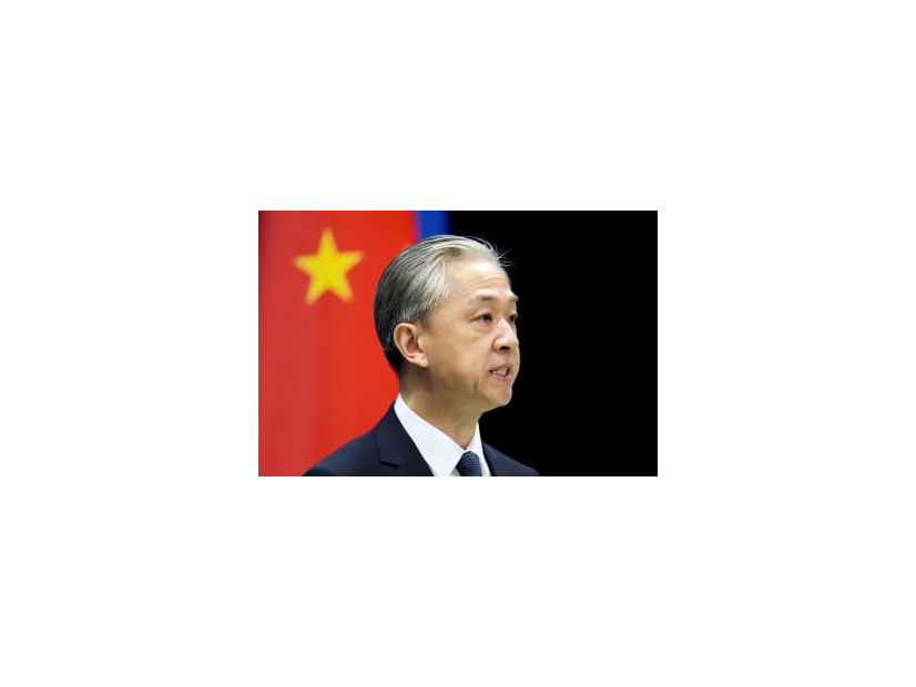 記者会見する中国外務省の汪文斌副報道局長＝1日、北京（共同）
