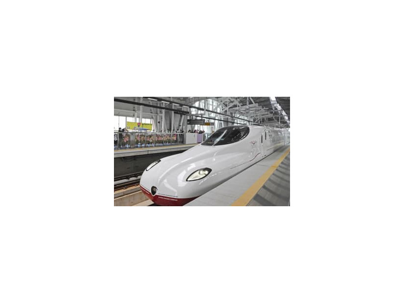 走行試験で新大村駅に入線する西九州新幹線の新車両「かもめ」＝5月