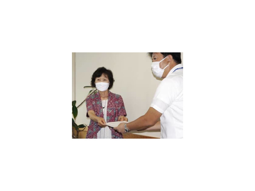 福岡市教育委員会に要望書を手渡す「福岡市の制服を考える会」のメンバー（左）＝2日午前、福岡市