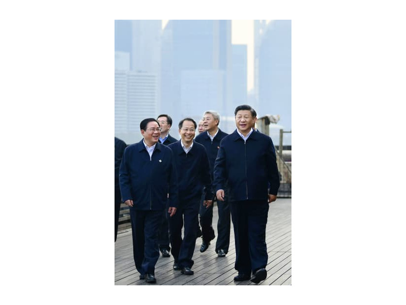 中国上海市を視察する習近平国家主席（右端）。手前左は上海市トップの李強・市共産党委員会書記＝2019年11月（新華社＝共同）