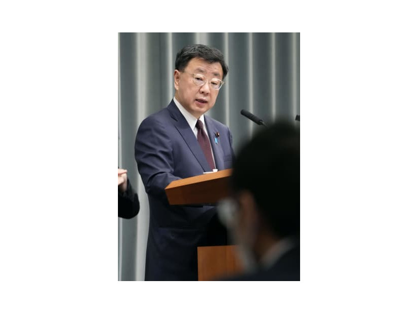 記者会見する松野官房長官＝5日午前、首相官邸