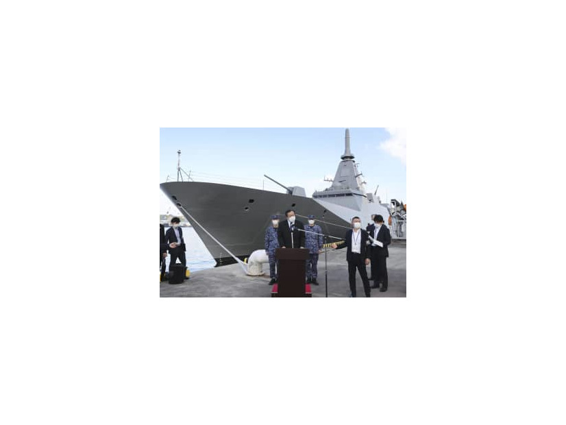 視察を終え、記者の質問に答える浜田防衛相（中央）。奥は新型護衛艦「もがみ」＝5日午後、神奈川県横須賀市の海上自衛隊横須賀基地（代表撮影）