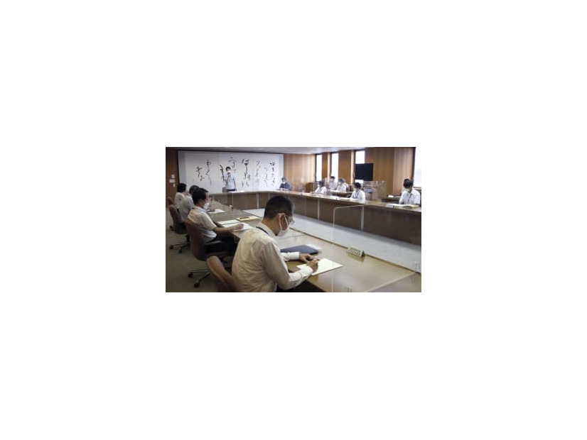静岡県庁で開かれた対策会議＝6日午前
