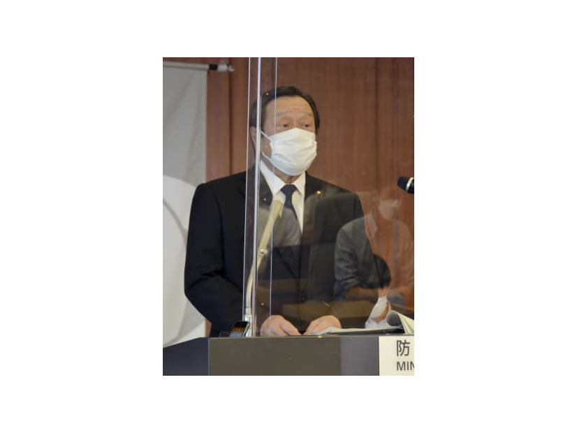 記者会見で質問に答える浜田防衛相＝6日午前、防衛省