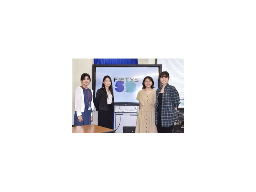記者会見で女性候補者を支援する運動「FIFTYS　PROJECT」を発表した能條桃子さん（右から2番目）ら＝6日午後、厚労省