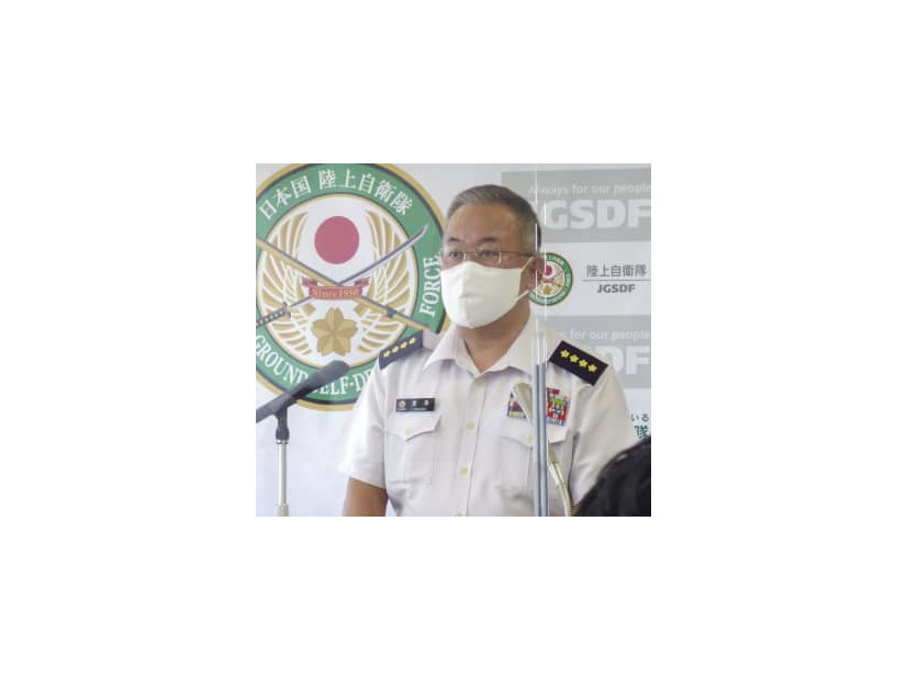 記者会見する吉田圭秀陸上幕僚長＝6日午後、防衛省