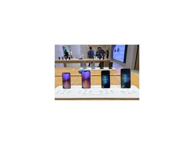 アップルのスマートフォン「iPhone（アイフォーン）」の新型「13」シリーズの4機種＝2021年9月、東京都内