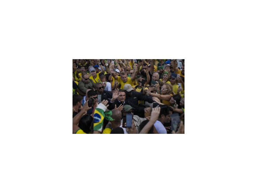 7日、ブラジル・リオデジャネイロで、支持者にあいさつするボルソナロ大統領（AP＝共同）