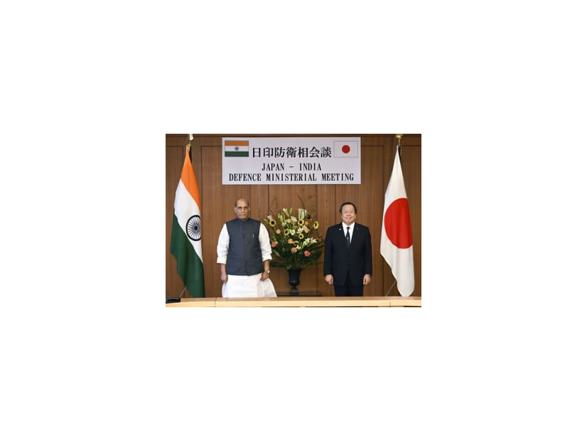 会談に臨むインドのシン国防相（左）と浜田防衛相＝8日午前、防衛省（代表撮影）