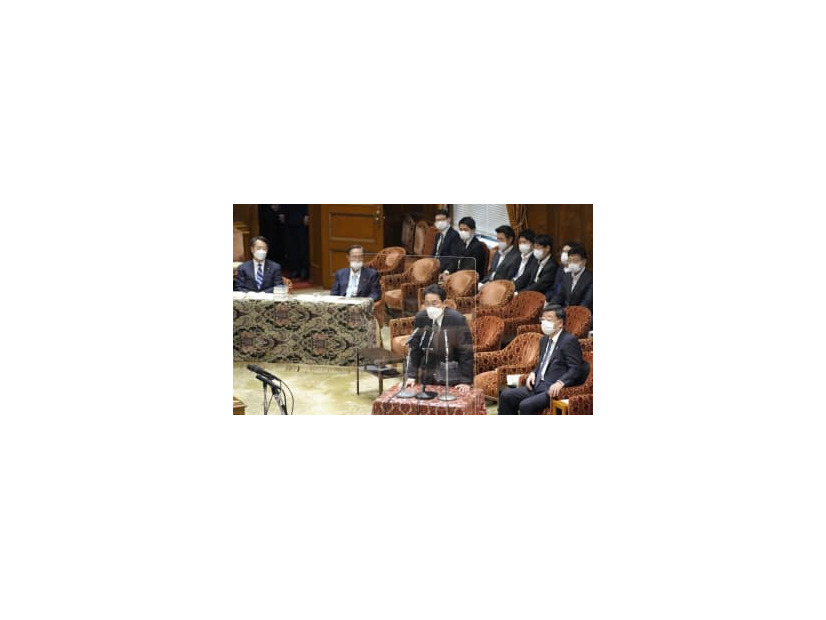衆院議運委で答弁する岸田首相＝8日午後