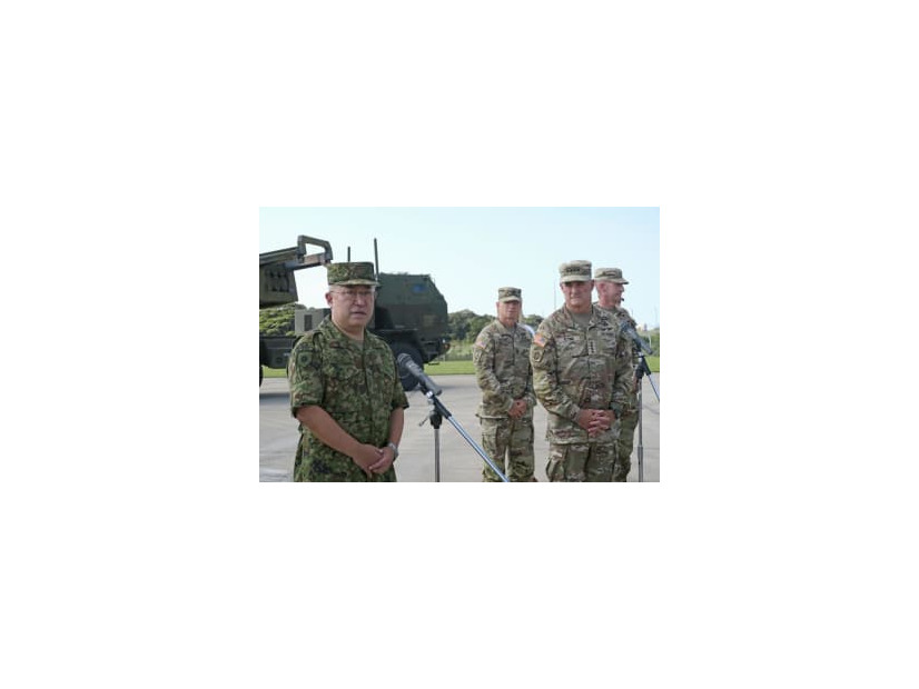 記者会見する陸上自衛隊の吉田圭秀陸上幕僚長（手前左）と米太平洋陸軍のフリン司令官（同右）＝8日午後、鹿児島県奄美市の陸自奄美駐屯地