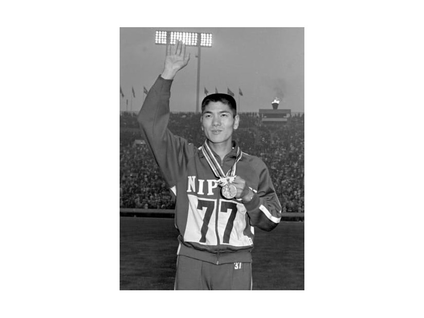 1964年10月、東京五輪男子マラソンで銅メダルを獲得した円谷幸吉さん＝国立競技場