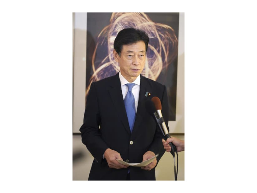 米ロサンゼルスで、記者団の取材に応じる西村経産相＝7日（共同）