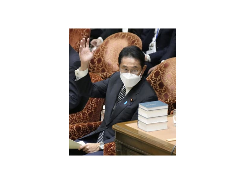 衆院議運委で発言のため挙手する岸田首相＝8日午後