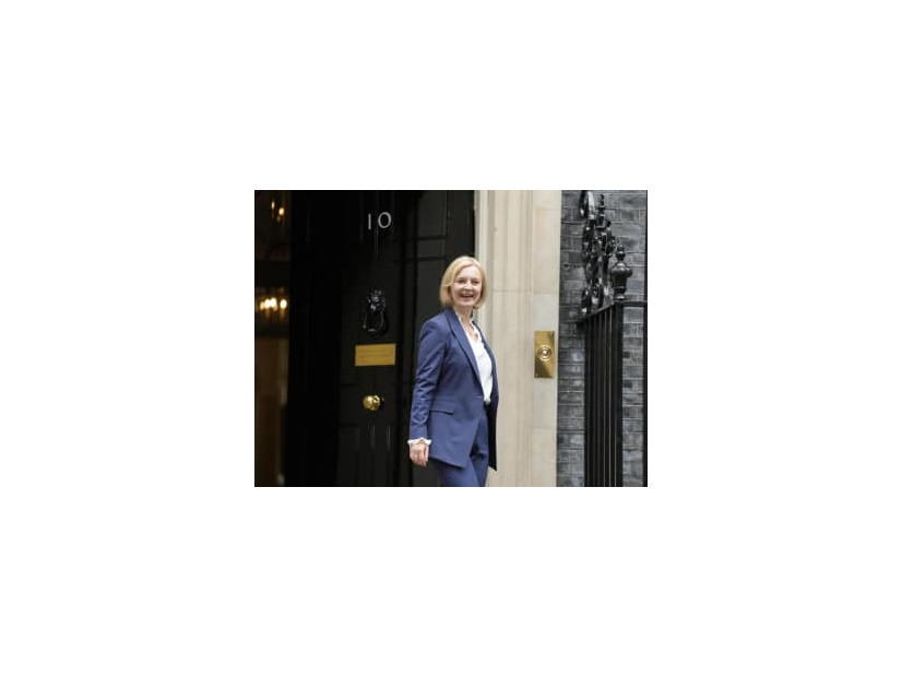 英議会に向かうため首相官邸を出るトラス首相＝7日（AP＝共同）