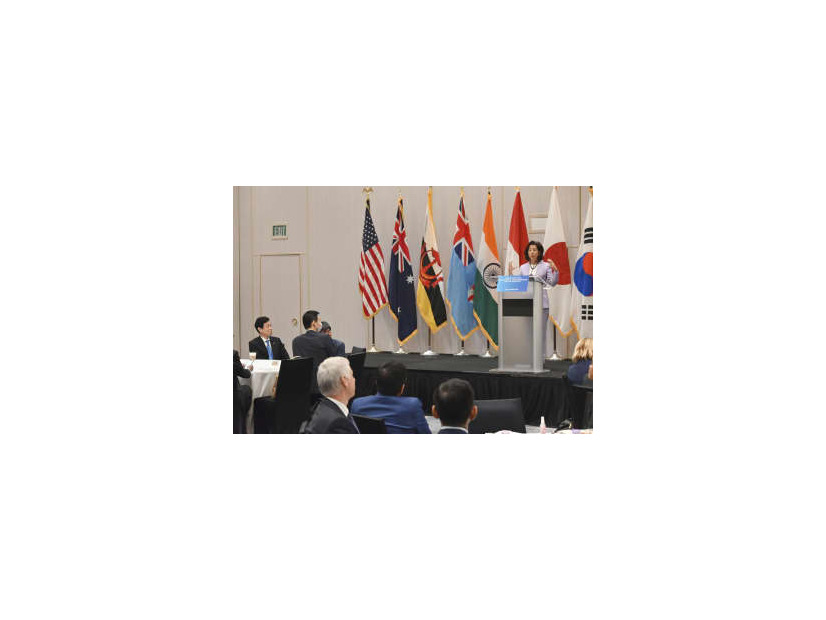 会合であいさつするレモンド米商務長官。左端は西村経産相＝8日、米ロサンゼルス（共同）