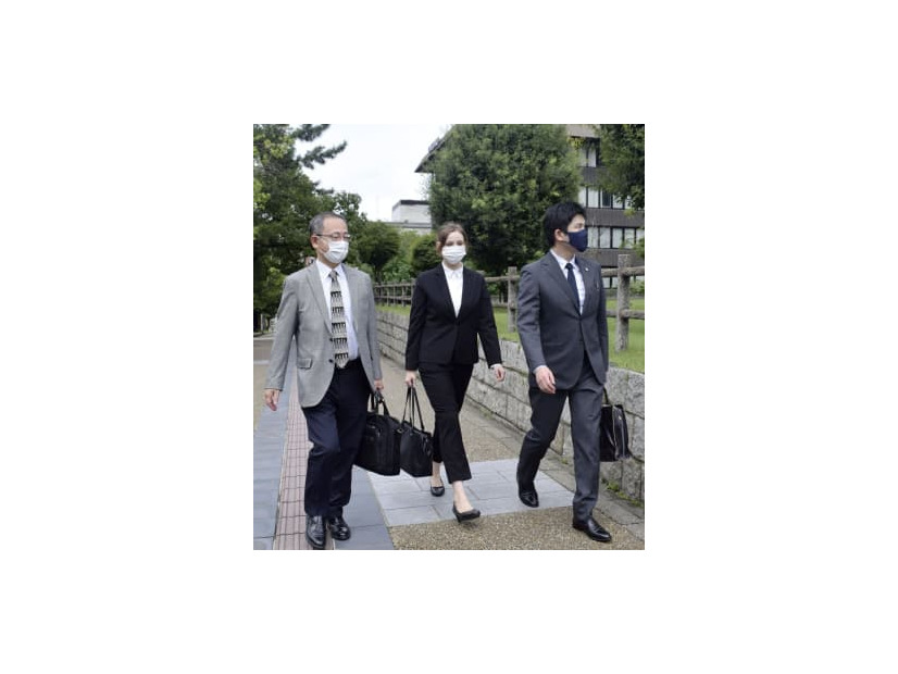 提訴のため奈良地裁へ向かうウクライナ人女性（中央）ら＝9日午前