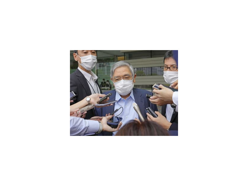 岸田首相との会談後、取材に応じる日銀の黒田東彦総裁＝9日午後、首相官邸