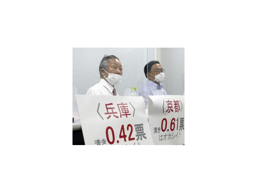 参院選「1票の格差」訴訟で、第1回口頭弁論終了後に記者会見する原告側の升永英俊弁護士（左）ら＝9日午前、大阪市
