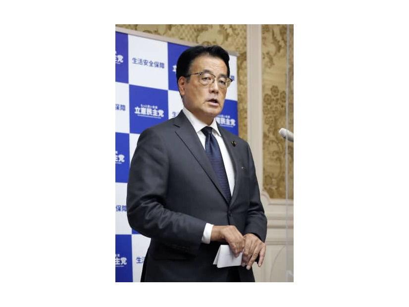 取材に応じる立憲民主党の岡田幹事長＝9日午後、国会