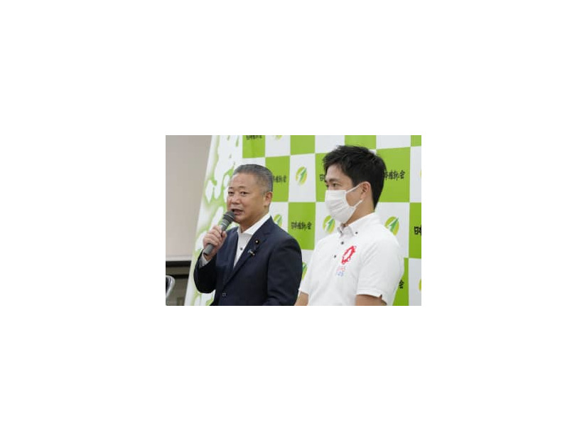 日本維新の会の常任役員会であいさつする馬場代表。右は大阪府知事の吉村洋文共同代表＝9日午後、大阪市