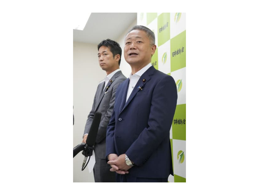 常任役員会を終え、記者の質問に答える日本維新の会の馬場代表。左は藤田幹事長＝9日午後、大阪市