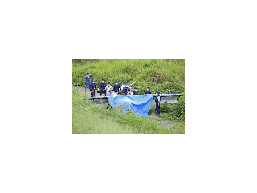 利根川の河川敷に墜落した軽飛行機＝10日午後0時56分、群馬県玉村町