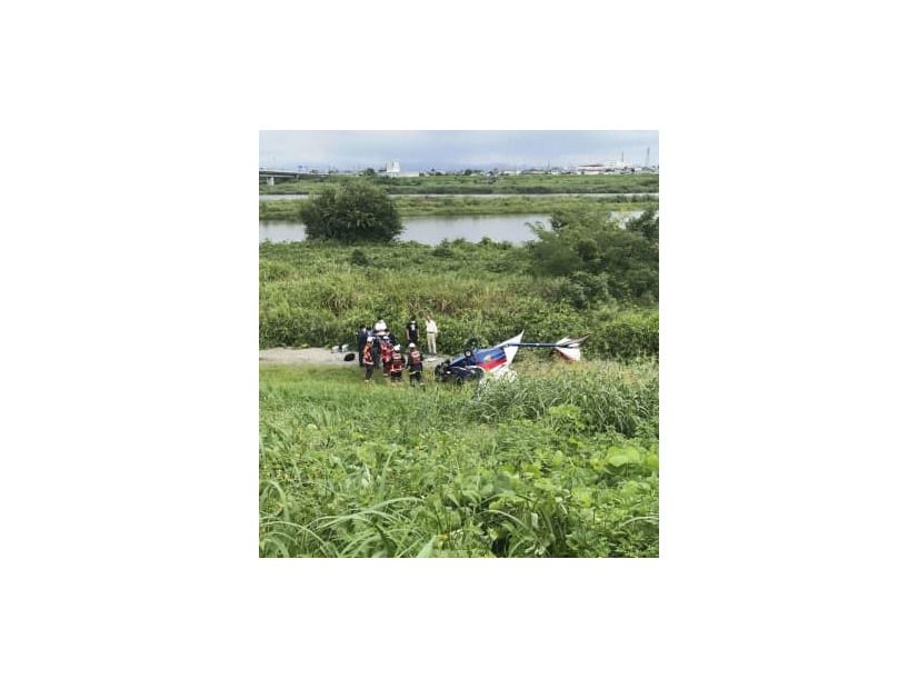 墜落した超軽量飛行機を調べる警察官ら＝10日午前10時49分、群馬県玉村町