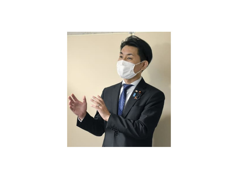 記者団の取材に応じる自民党の石橋林太郎衆院議員＝11日午後、広島市