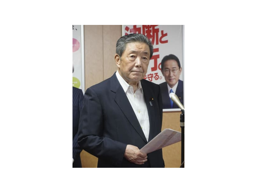 取材に応じる自民党の森山選対委員長＝11日夜、東京・永田町の党本部