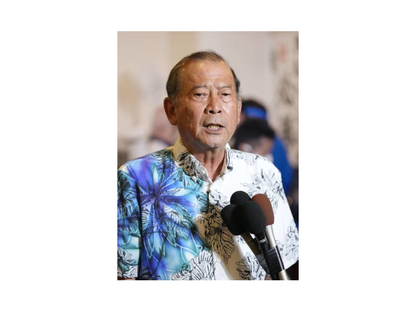 宜野湾市長選で再選を決め、取材に応じる松川正則氏＝11日午後10時16分、沖縄県宜野湾市