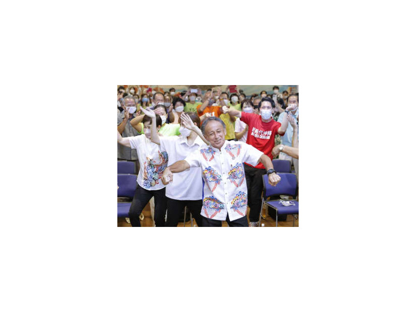 沖縄県知事選で再選を決め、支援者らとカチャーシーを踊る玉城デニー氏（手前）＝11日午後8時4分、那覇市